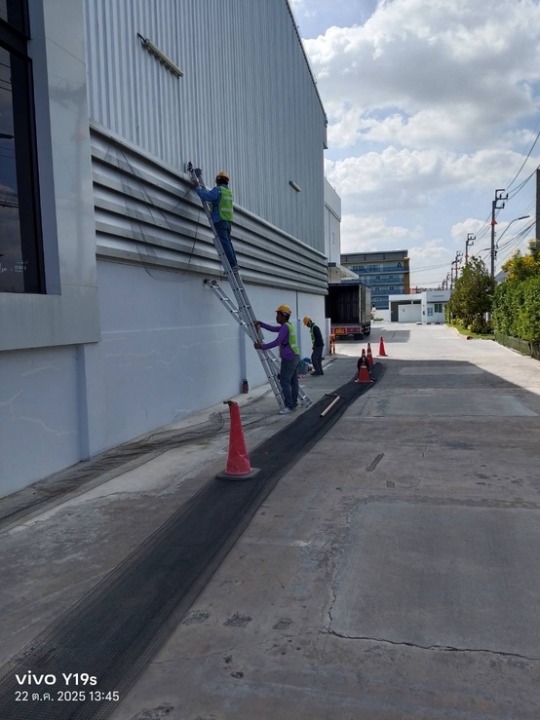 ติดตั้งตะแกรงป้องกันนกเข้าใต้แผงโซล่าเซลล์